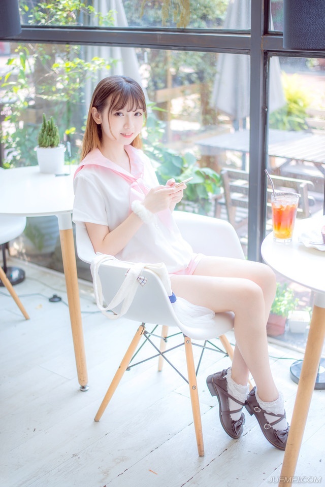 我喊他，没人应。只我一人，站在荒郊野地里。